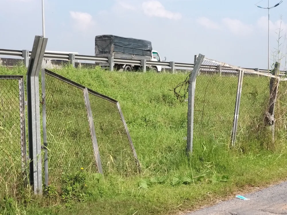 Hàng rào bảo vệ cao tốc TP.HCM - Trung Lương có nhiều nơi bị cắt để mở lối vào cao tốc. Ảnh: HUỲNH DU Hàng rào bảo vệ cao tốc TP.HCM - Trung Lương có nhiều nơi bị cắt để mở lối vào cao tốc. Ảnh: HUỲNH DU