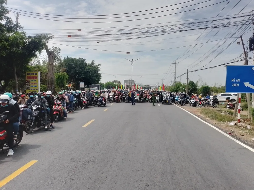 Lực lượng chức năng có mặt điều tiết giao thông ở ngã ba kết nối giữa quốc lộ N2 và quốc lộ 62. Ảnh: CTV