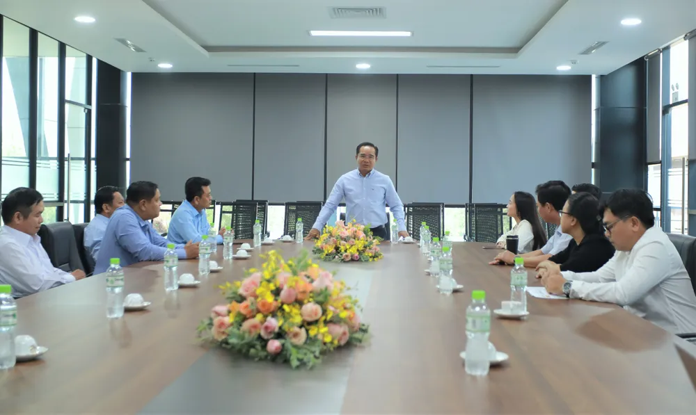 Bí thư Tỉnh ủy Long An - Nguyễn Văn Được (đứng) đến thăm, chúc Tết tại Công ty TNHH MTV Phú An Thạnh, huyện Bến Lức. Ảnh: HUỲNH DU