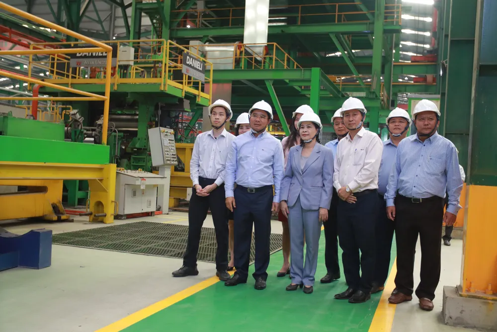 Bí thư Tỉnh ủy Nguyễn Văn Được (thứ hai, từ trái qua) cùng đoàn tham quan hoạt động sản xuất tại Công ty cổ phần Thép TVP. Ảnh: HUỲNH DU