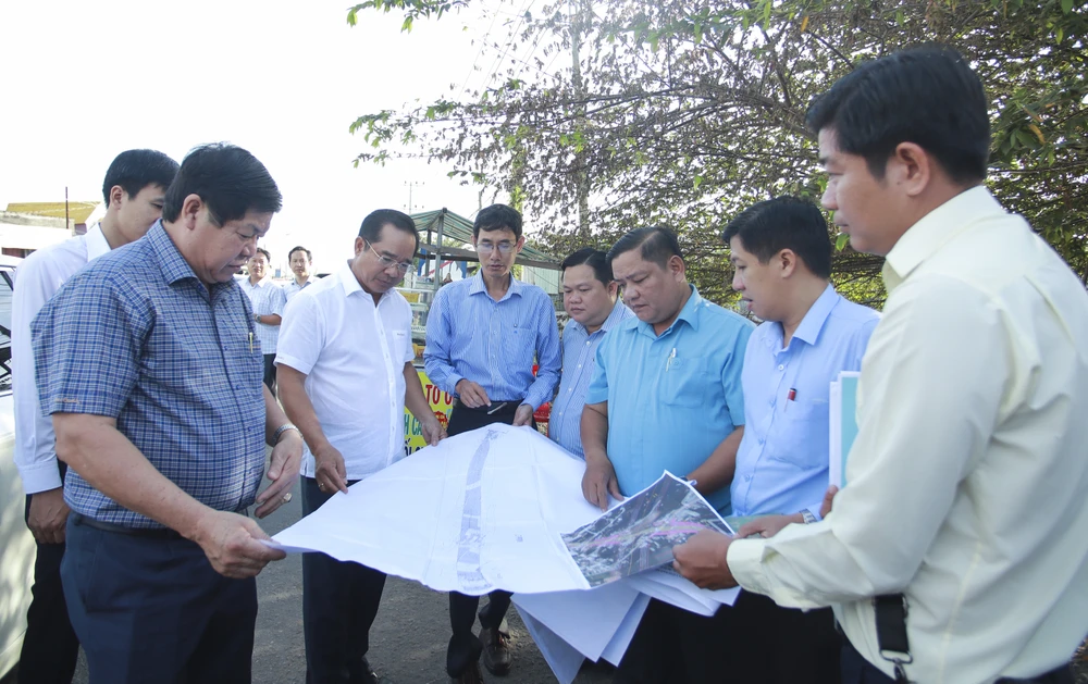 Bí thư tỉnh ủy Long An - Nguyễn Văn Được (áo trắng, đeo kính) khảo sát dự án tại đường tỉnh 830C. Ảnh: HUỲNH DU