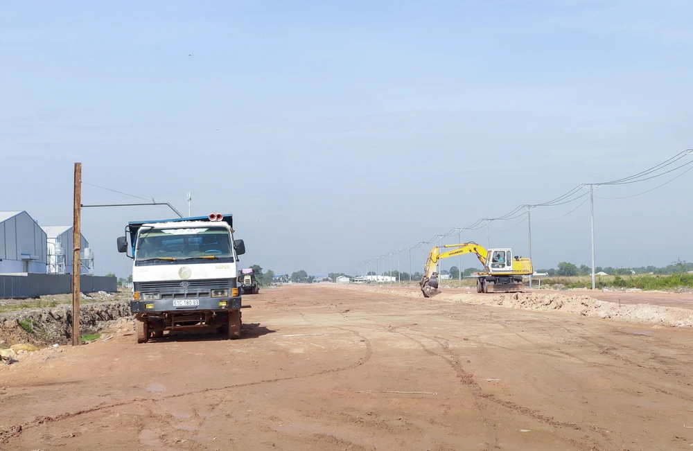 Đường tỉnh 823D đang trong quá trình thi công. Ảnh: HUỲNH DU