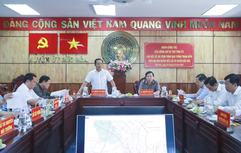Bí thư tỉnh ủy Nguyễn Văn Được (đứng) phát biểu chỉ đạo tại buổi làm việc. Ảnh: HUỲNH DU