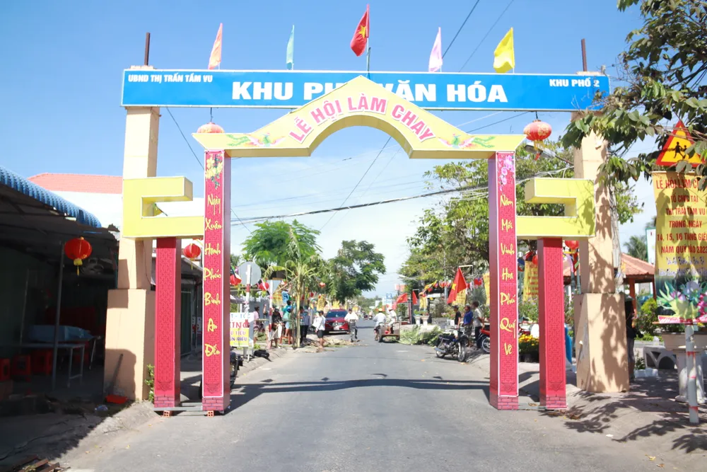 Cổng chính vào Đình Tân Xuân - trung tâm của Lễ hội Làm Chay. Ảnh: HUỲNH DU Cổng chính vào Đình Tân Xuân - trung tâm của Lễ hội Làm Chay. Ảnh: HUỲNH DU