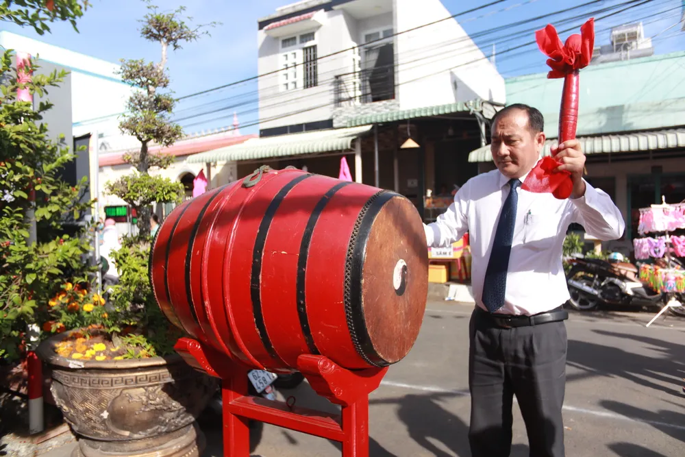 Chủ tịch UBND huyện Châu Thành Nguyễn Văn Khải đánh trống khai mạc Lễ hội Làm Chay. Ảnh: HUỲNH DU Chủ tịch UBND huyện Châu Thành Nguyễn Văn Khải đánh trống khai mạc Lễ hội Làm Chay. Ảnh: HUỲNH DU