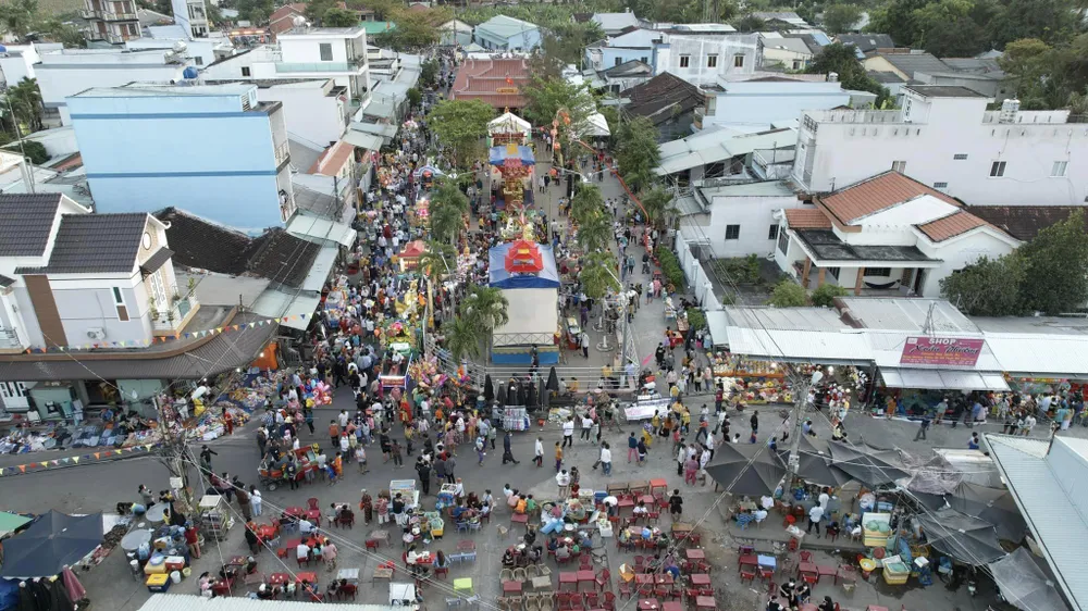 Đây là hoạt động lễ hội truyền thống được đông đảo người dân trong tỉnh Long An và du khách thập phương hưởng ứng tham gia.