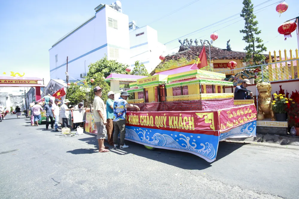 Ngay sau đón tết Nguyên đán, người dân địa phương ở thị trấn Tầm Vu và các xã lân cận ở huyện Châu Thành, tỉnh Long An tất bật cho Lễ hội Làm Chay như cái tết thứ hai.