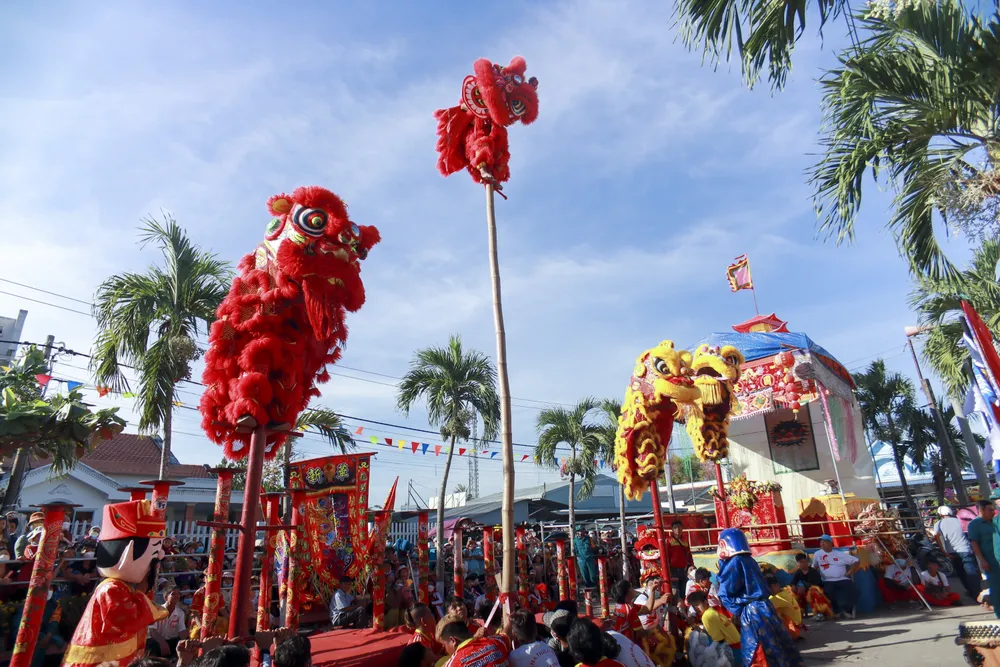 Chương trình Lân Sư Rồng trong Lễ hội Làm Chay đã thu hút hàng ngàn người để xem biểu diễn.