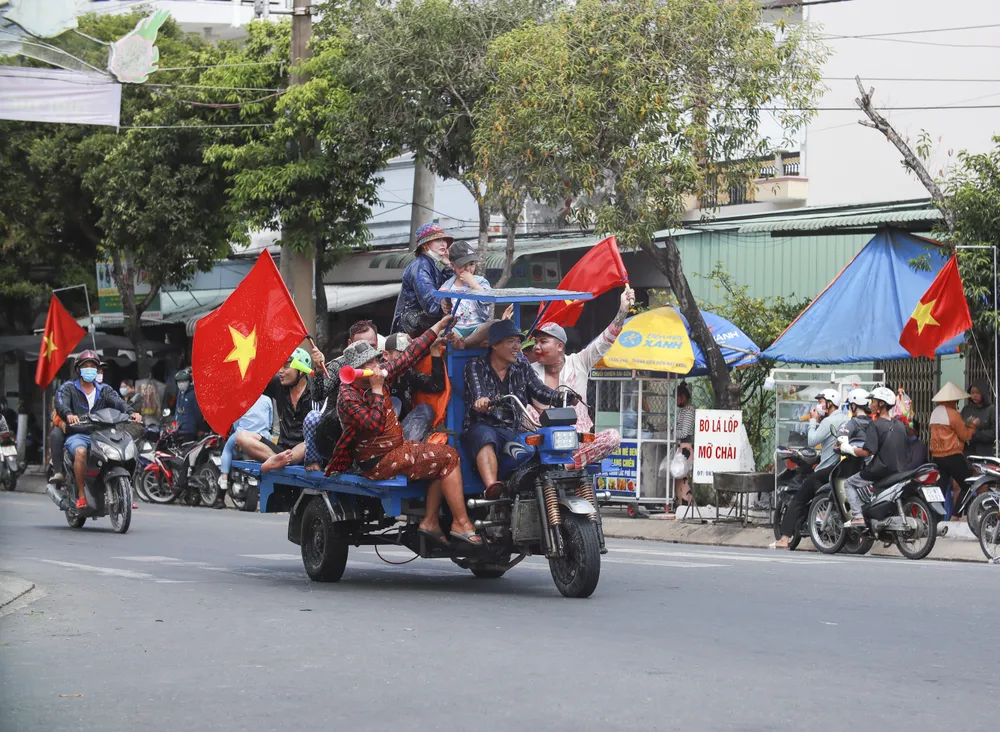 Rất đông người dân ra đường theo đoàn Chiêu u với cờ hoa, kèn tham gia lễ hội