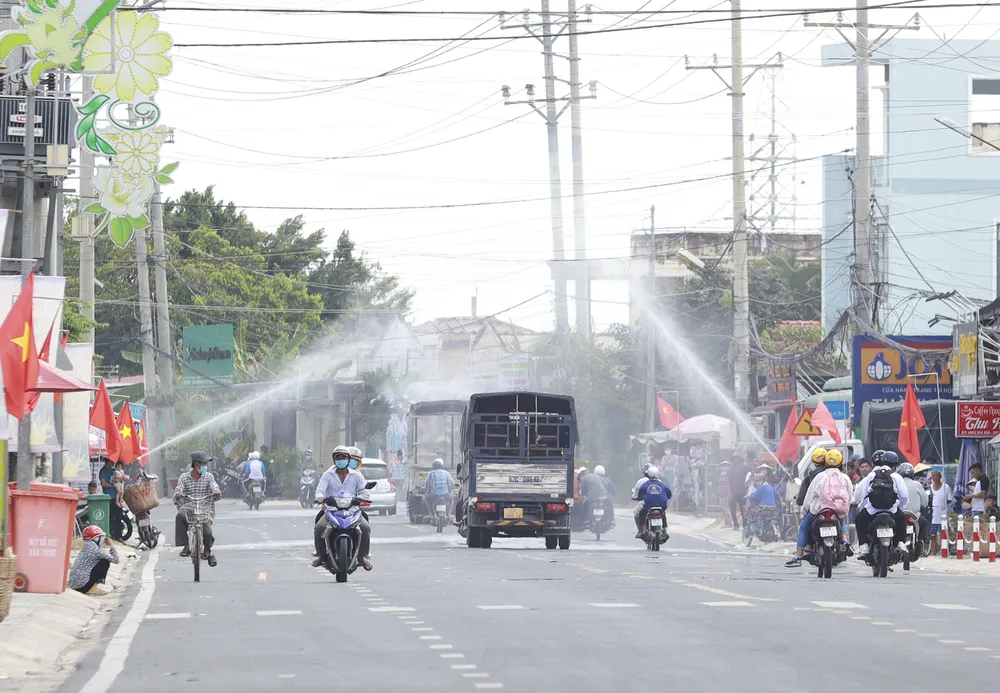 Trong ngày lễ hội, dọc các con đường, nhiều thanh niên dùng vòi xịt, thau, xô tát nước những người đi đường.