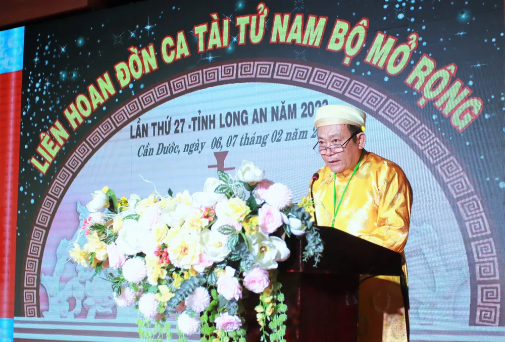 Ông Lê Anh Dũng - Giám đốc Sở Văn hóa - Thể thao và Du lịch phát biểu khai mạc Liên hoan. Ảnh: HUỲNH DU