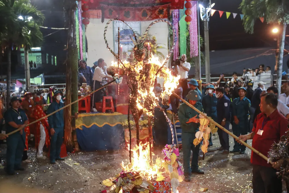 Nghi thức đốt Ông Tiêu được cử hành vào lúc 0h tối 6-2 (16 tháng Giêng) là chương trình quan trọng, mong những điều may mắn, thuận lợi trong năm mới và cũng là phần kết thúc Lễ hội Làm Chay 2023. Theo quan niệm của dân gian Lưỡi Ông Tiêu ai giật được sẽ may mắn, bình an cả năm.