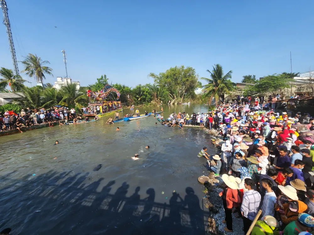 Phần hội sẽ có các trò chơi dân gian như kéo co, đập nồi, nhảy bao bố, bắt vịt. Hội thi bắt vịt là một trong những tiết mục thu hút đông đảo người xem với hàng trăm người tham gia.