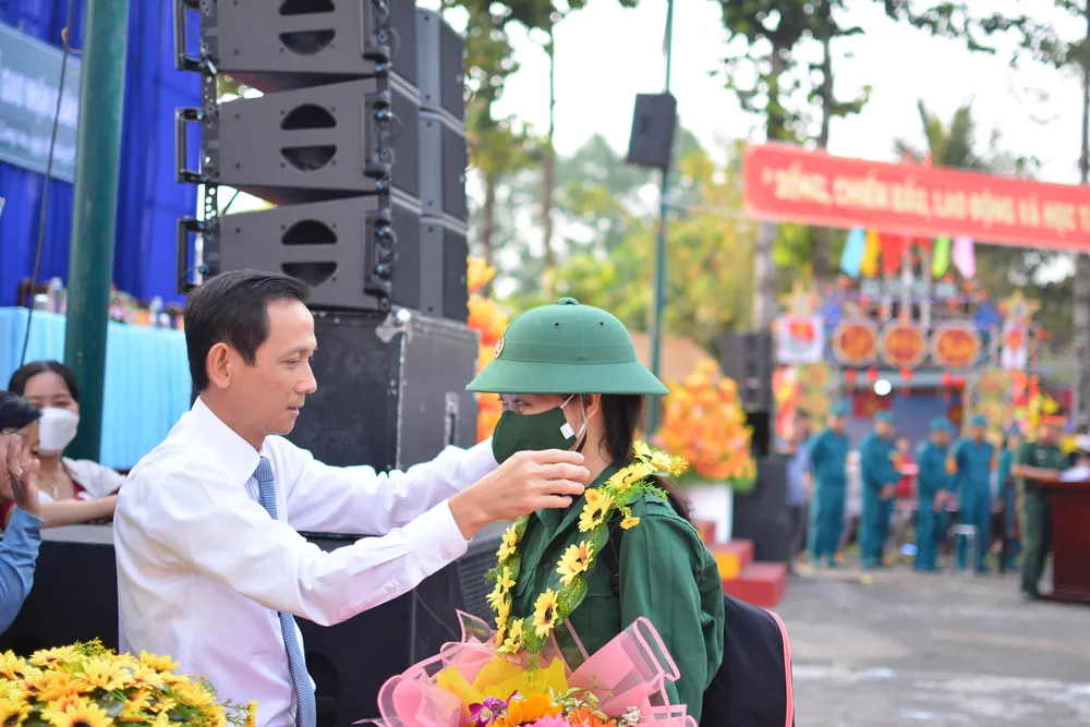 Em Nguyễn Thị Mỹ Duyên nhận vòng hoa của lãnh đạo huyện Đức Hòa tại buổi giao, nhận quân. Ảnh: HD