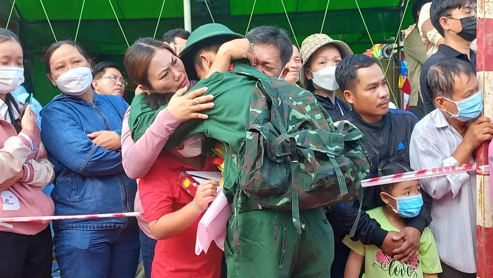 Người thân đến động viên, đưa tiễn tân binh lên đường làm nhiệm vụ. Ảnh:HD