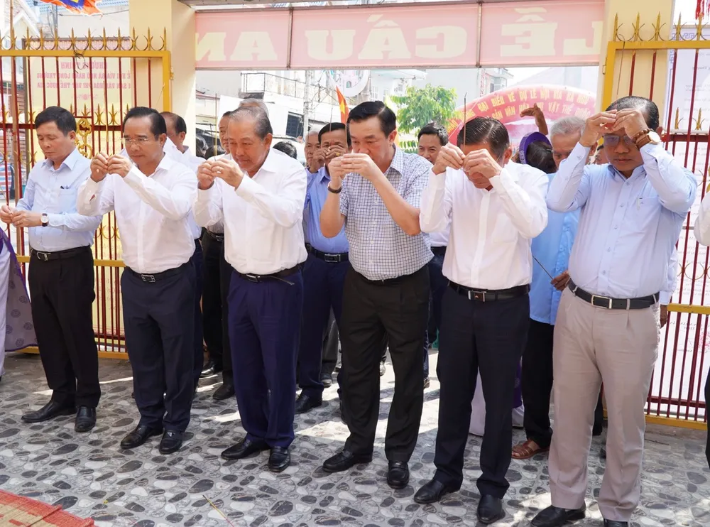 Các đồng chí lãnh đạo thực hiện nghi thức dâng hương tại Miếu Bà Ngũ Hành. Ảnh: HD