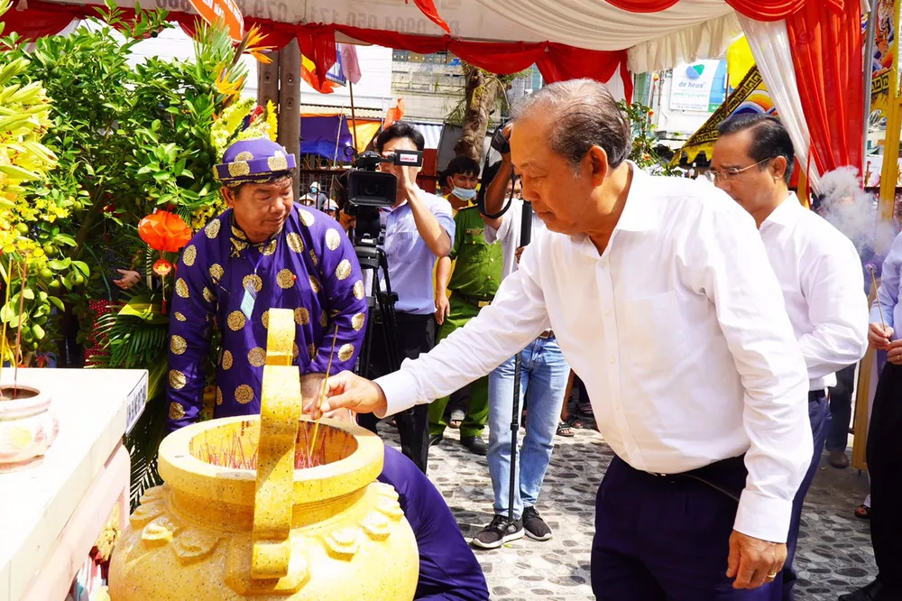 Nguyên Phó Thủ tướng Thường trực Chính phủ - Trương Hòa Bình dâng hương tại Lễ Vía Bà Ngũ Hành. Ảnh:HD