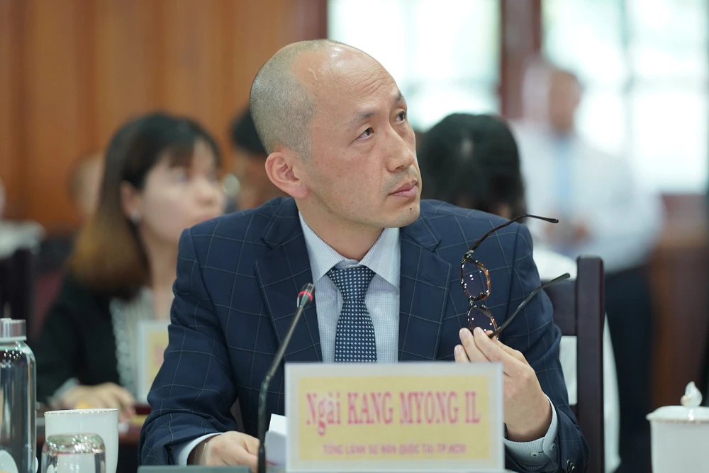 Tổng lãnh sự quán Hàn Quốc tại TP.HCM phát biểu tại buổi gặp gỡ. Ảnh: HUỲNH DU