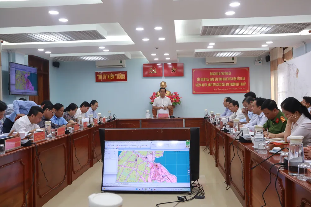 Quang cảnh Bí thư tỉnh ủy làm việc với Thị ủy Kiến Tường. Ảnh: HUỲNH DU