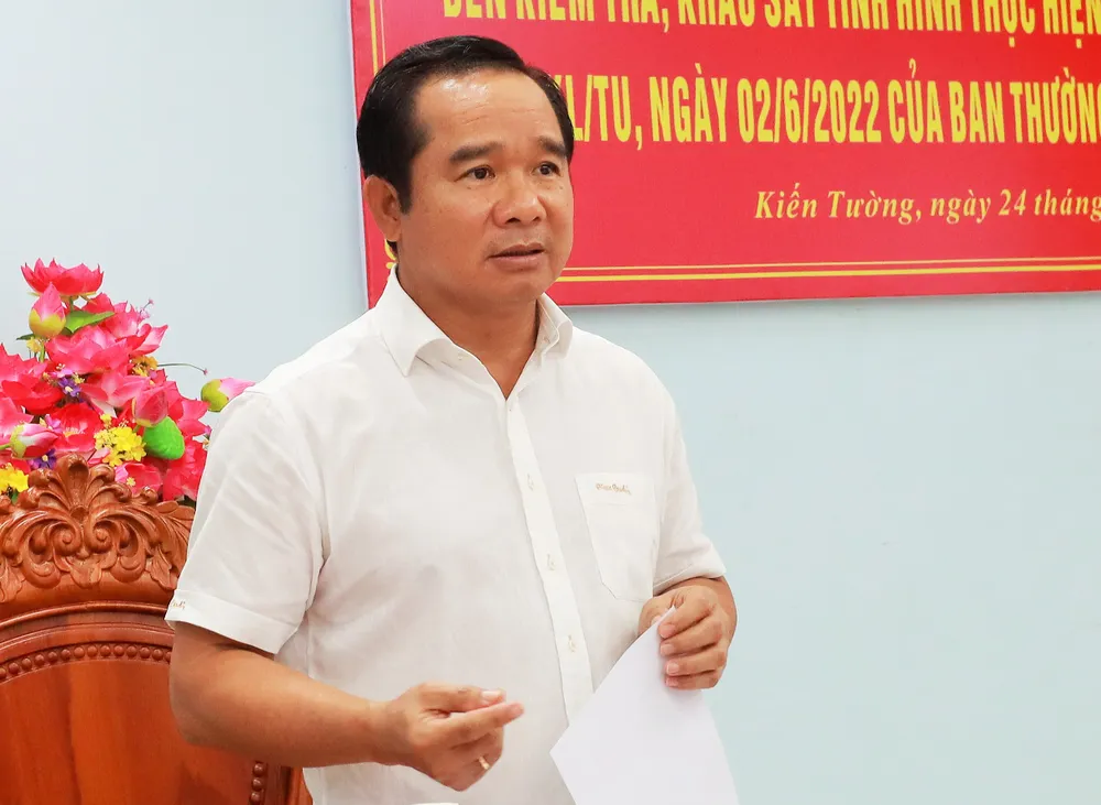 Bí thư tỉnh ủy - Nguyễn Văn Được yêu cầu lãnh đạo Thị ủy Kiến Tường phát huy tối đa tiềm lực sẳn có để xứng đáng là trung tâm vùng Đồng Tháp Mười. Ảnh: HUỲNH DU