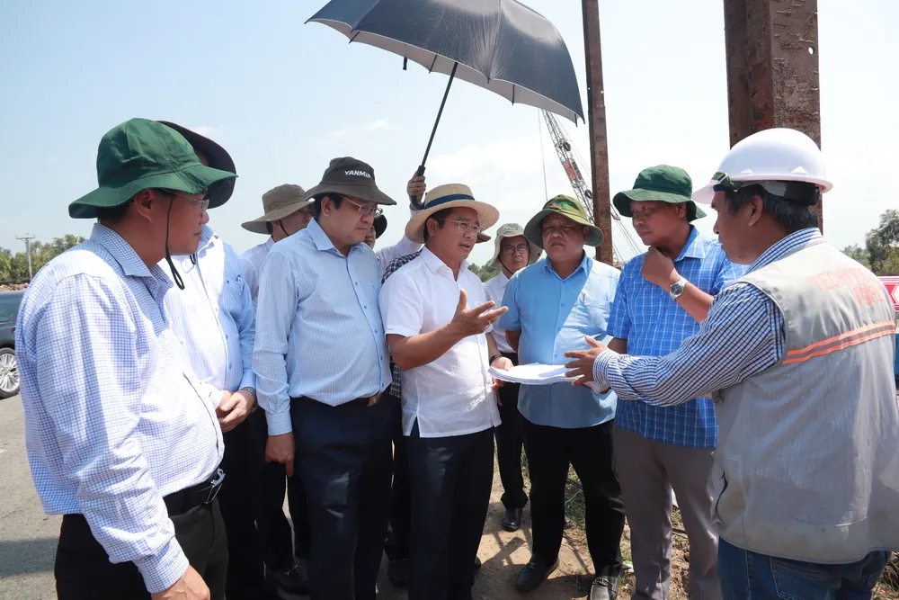 Bí thư Tỉnh ủy – Nguyễn Văn Được ( người đứng giữa, đưa tay) và đoàn công tác đã đến khảo sát tiến độ thực hiện công trình cầu bắt qua kênh 79. Ảnh: HUỲNH DU