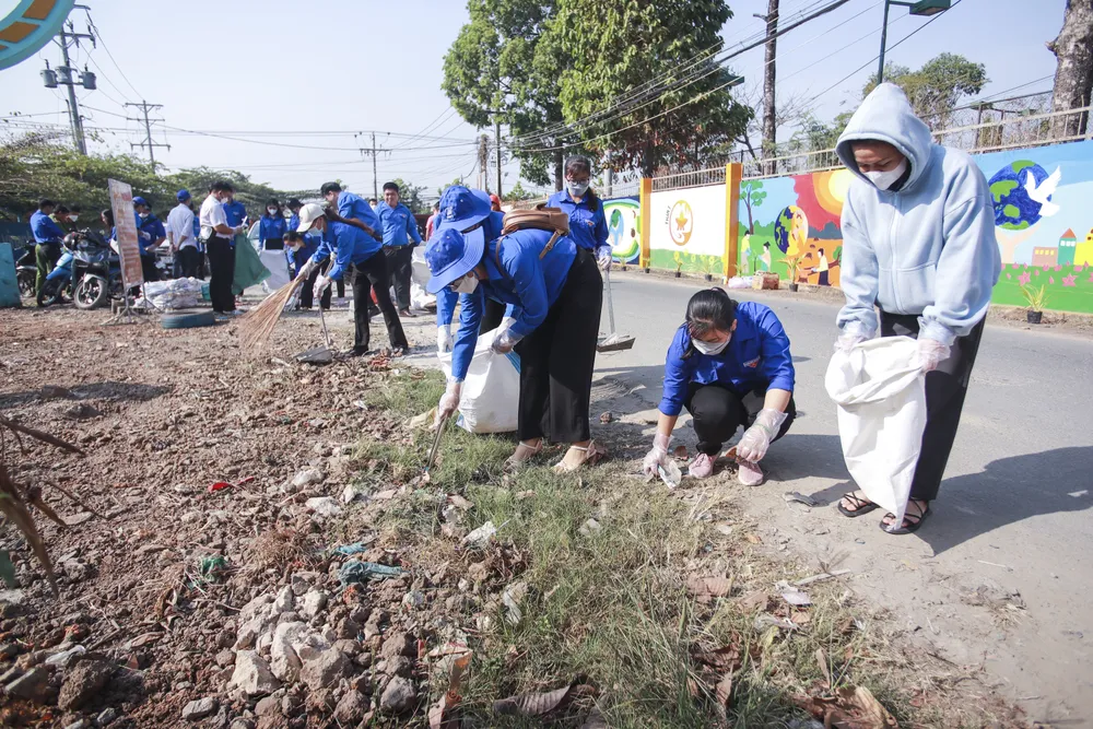 Ban Thường vụ Tỉnh đoàn cùng đoàn viên, thanh niên đã ra quân tham gia hoạt động Tháng thanh niên. Ảnh: HUỲNH DU