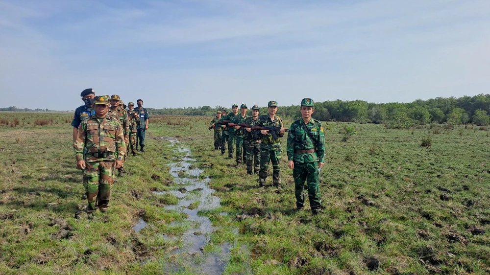 Lực lượng bộ đội biên phòng Việt Nam và Campuchia thường xuyên phối hợp nhằm kiểm soát chặt chẽ tình hình dịch cúm H5N1. Ảnh: HUỲNH DU