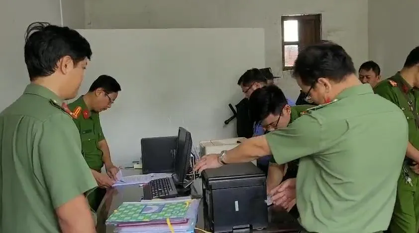 Cơ quan CSĐT Công an Long An khám xét nơi làm việc của Hạnh. Ảnh : CTV