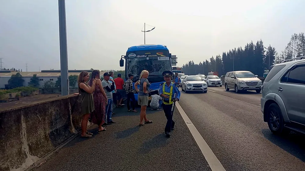 Xe chở khách nước ngoài va chạm trên cao tốc TP.HCM - Trung Lương ảnh 2