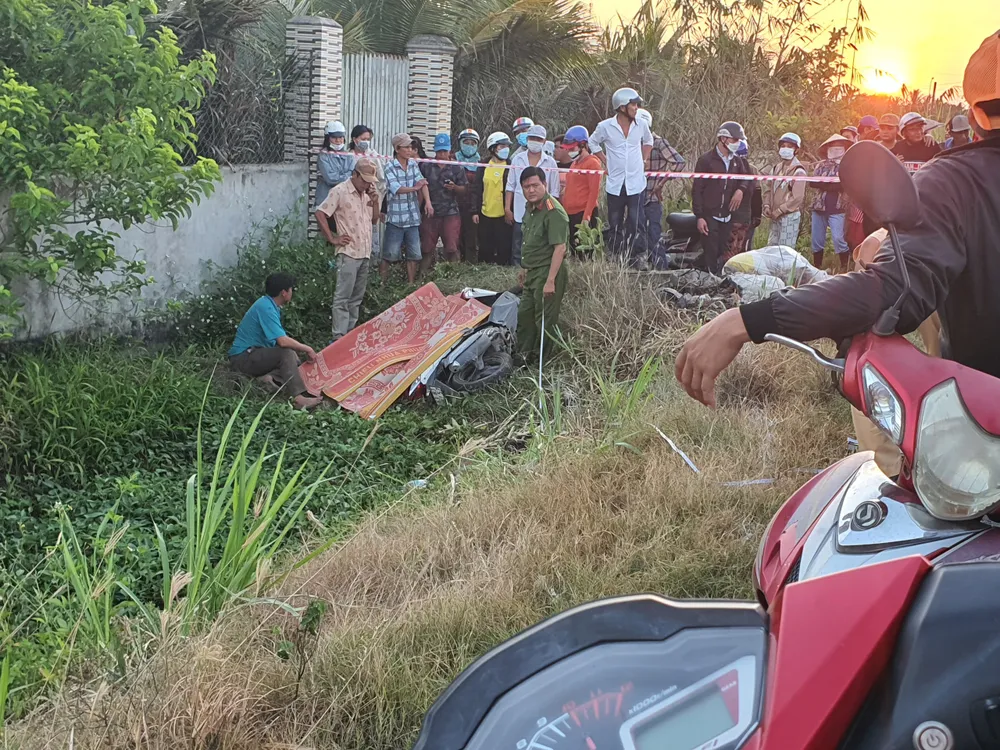 Phụ nữ tử vong cạnh xe máy