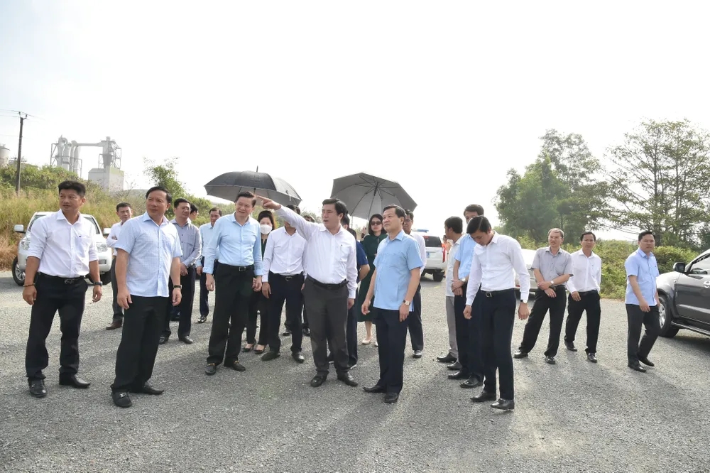 Phó Thủ tướng Lê Minh Khái thị sát Nhà máy bột giấy Phương Nam. Ảnh: CTV