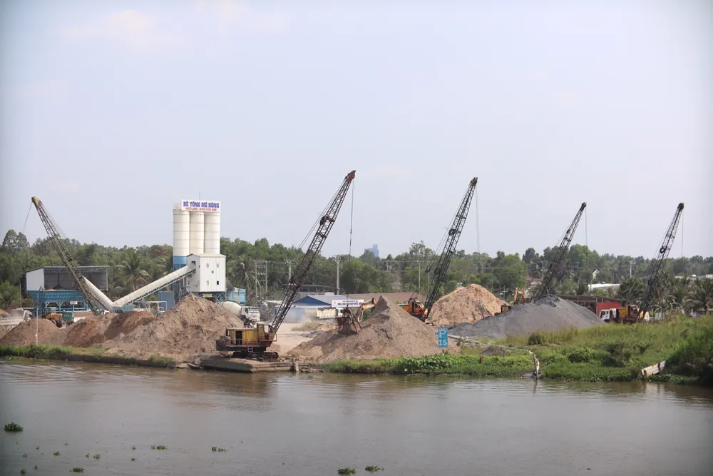 Sở GTVT Long An đang rà soát thủ tục tại các bãi vật liệu dưới cầu Đức Hòa. Ảnh: HD