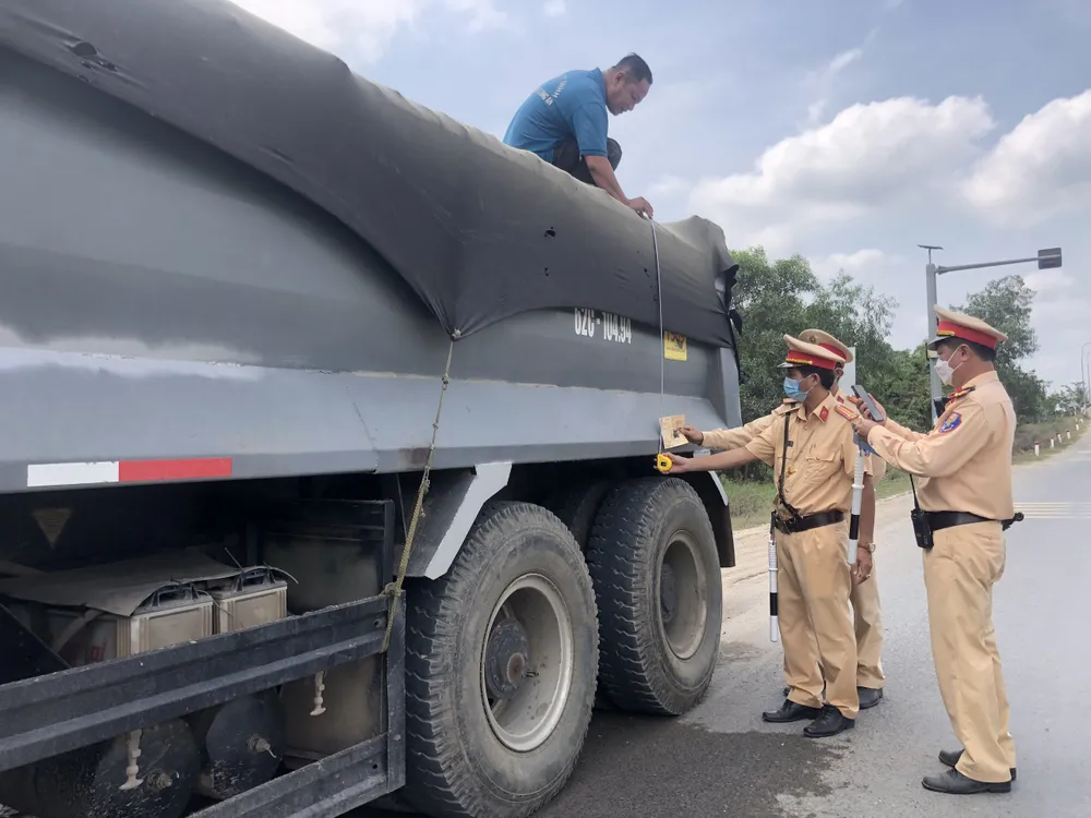 CSGT kiểm tra xe chở cát