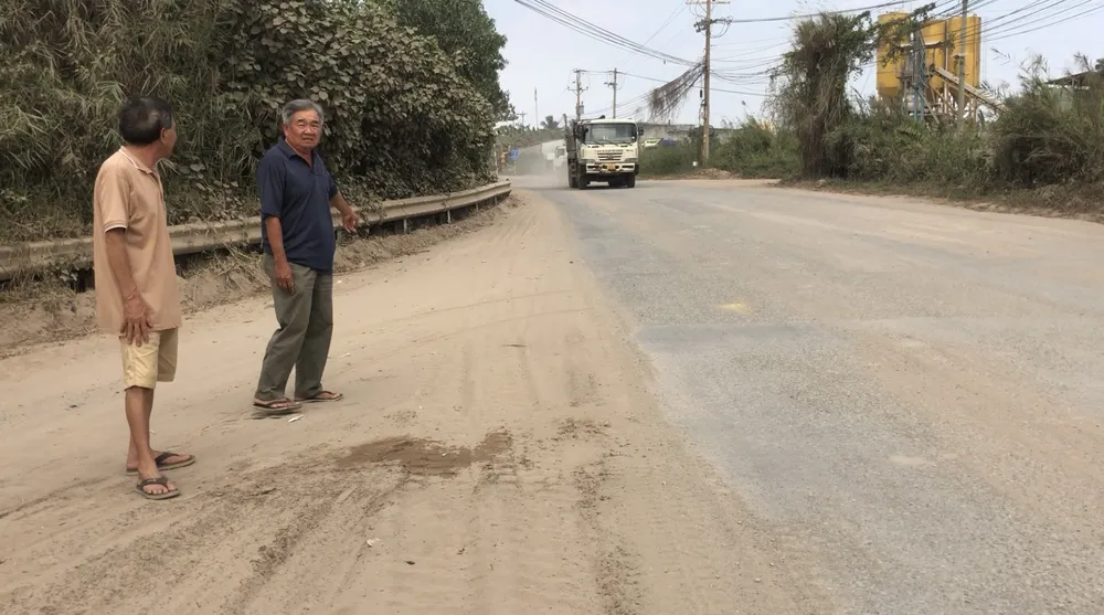 Người dân bức xúc vì sống chung với bụi