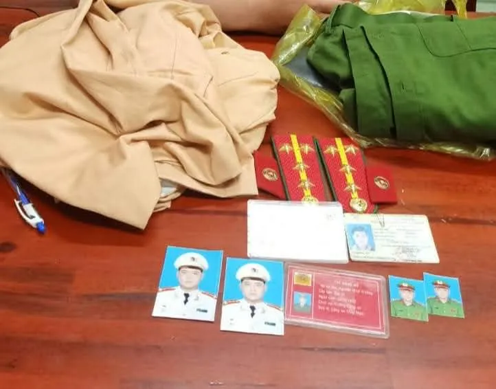 Công an thu giữ một số trang phục của Thi cất giữ. Ảnh: CACC