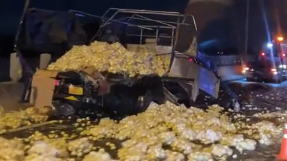 Hàng hoá trên xe tải bị rơi tràn ra trên cao tốc. Ảnh: KIM HƯỚNG