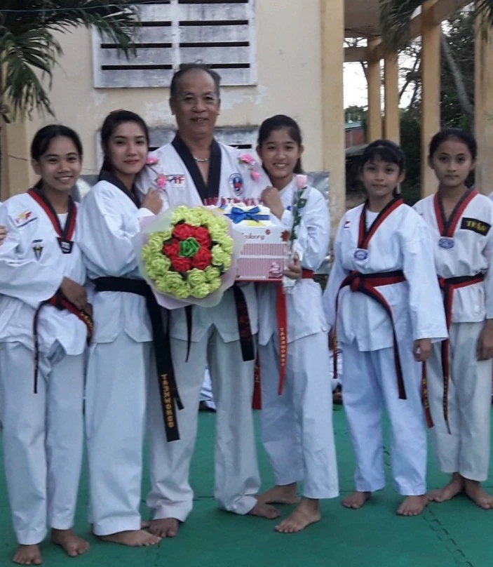 Ông Bảo cùng các võ sinh của mình. Ảnh: CTV