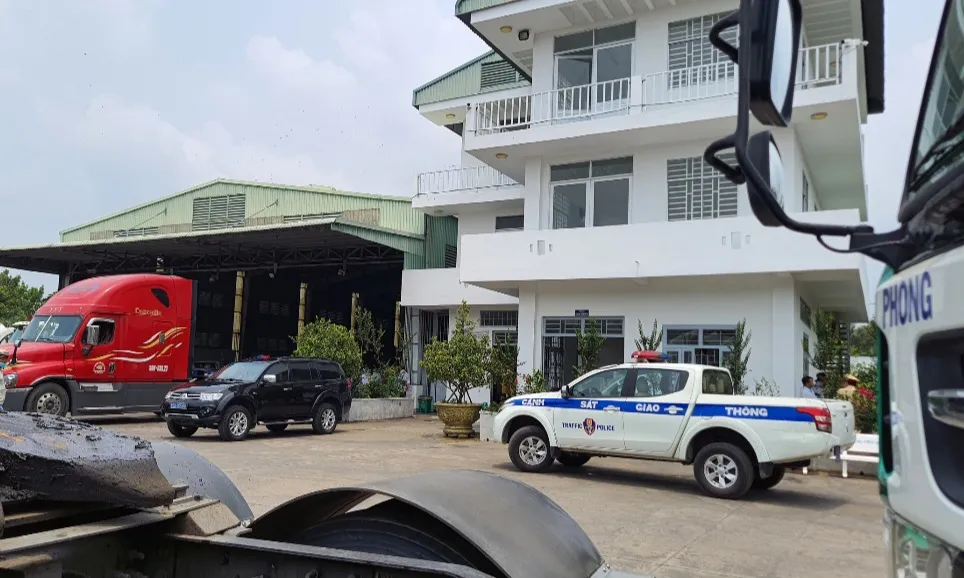 Lực lượng chức năng tỉnh Tiền Giang đến làm việc Trung tâm đăng kiểm 63-02D vào ngày 10-4. Ảnh: CTV