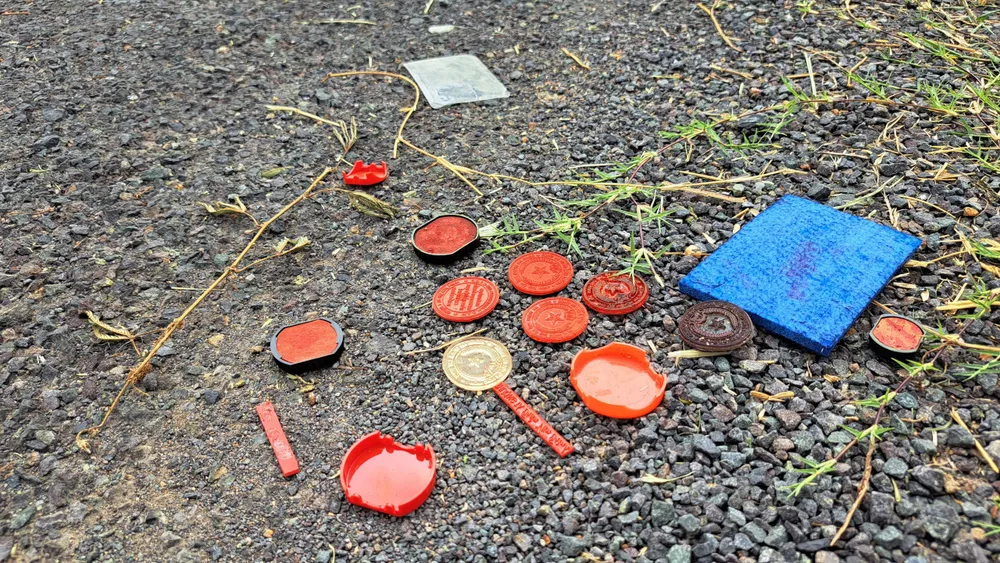 Nhiều quốc huy, mẫu dấu cũng được phát hiện cạnh nhiều giấy tờ