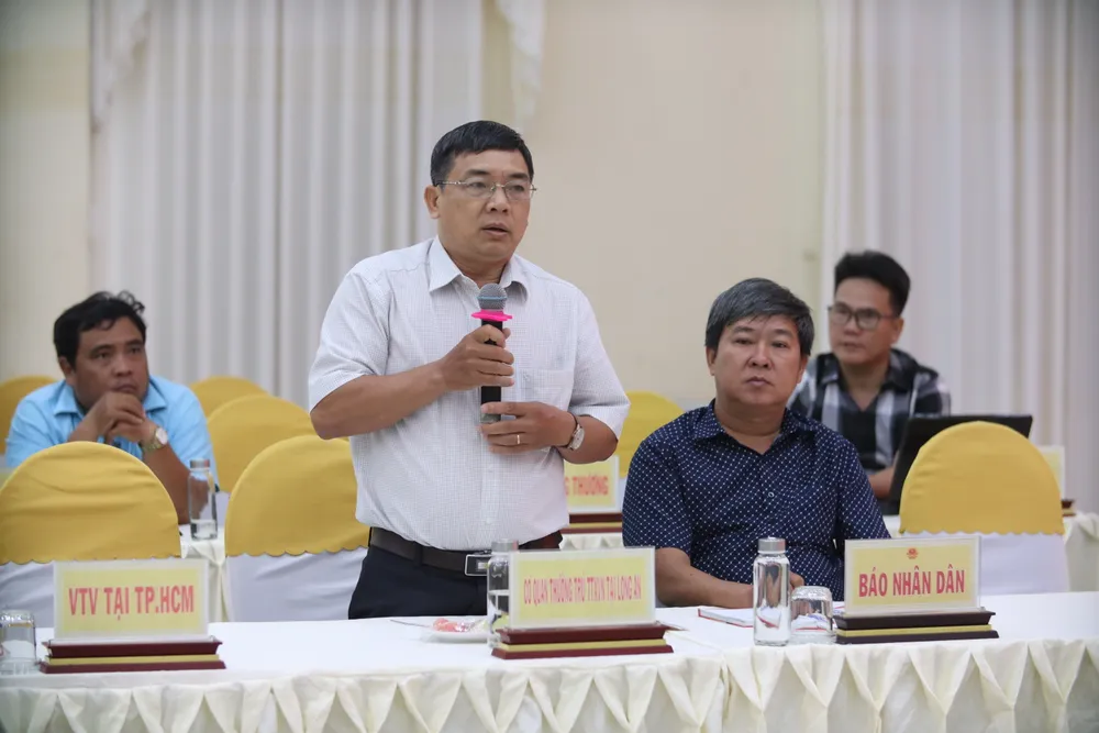 Các nhà báo, phóng viên trao đổi thông tin với lãnh đạo Sở, ngành địa phương tỉnh Long An. Ảnh: HUỲNH DU