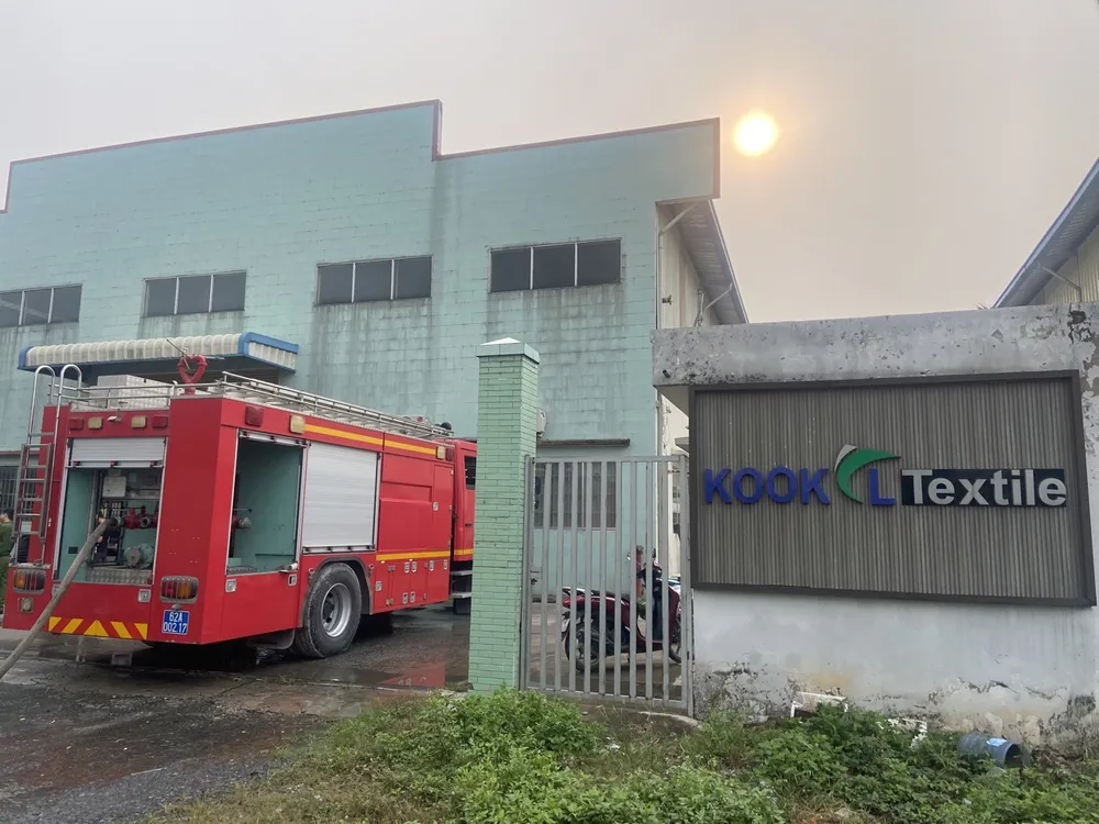 Xe chuyên dụng nhanh chóng tiếp cận nhưng gió thổi mạnh gặp nhiều khó khăn. Ảnh: CTV