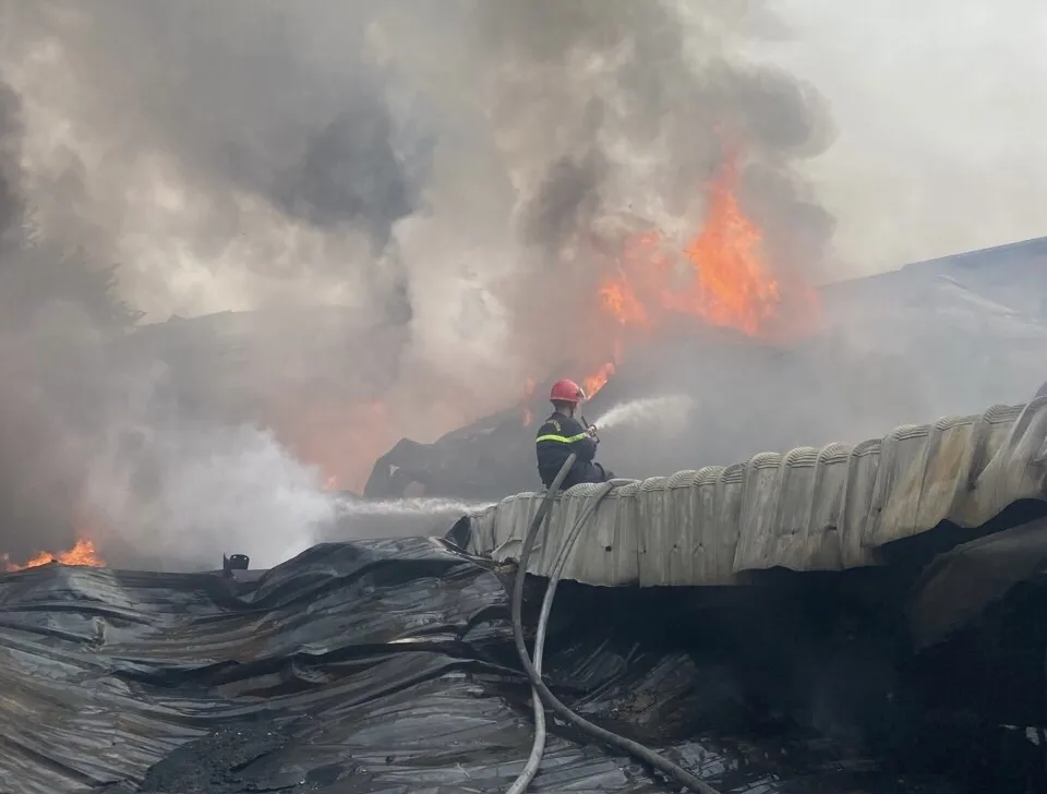 Lực lượng chữa cháy tham gia dập lửa. Ảnh: CTV