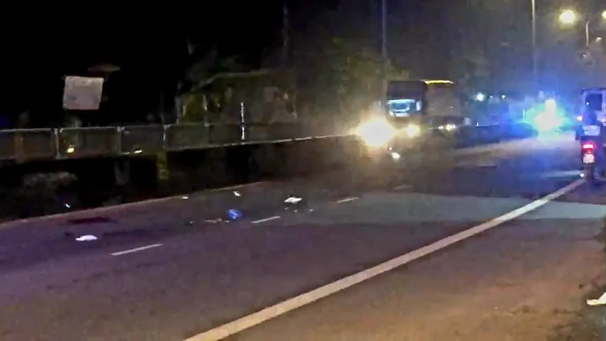 Hiện trường chiếc xe máy bị hư hỏng nằm cạnh dải phân cách, khu vực thiếu ánh sáng. Ảnh: KIM HƯỚNG