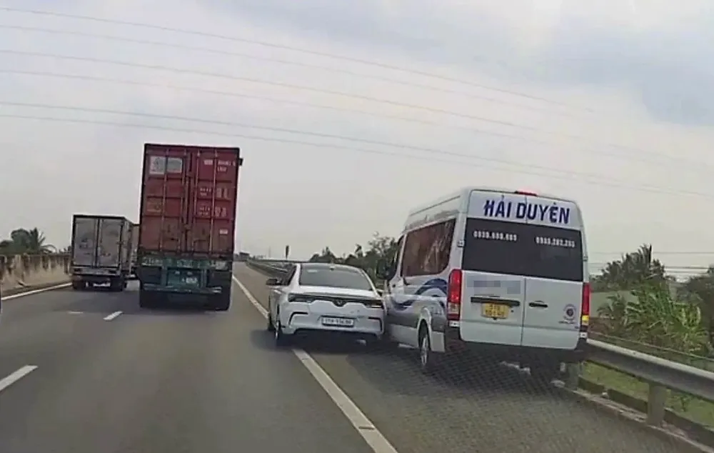 Va chạm trên làn đường khẩn cấp