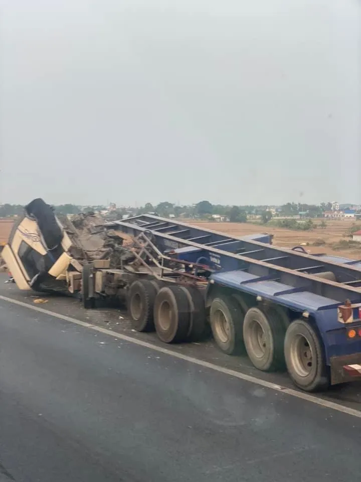 Phần thân xe đầu kéo nằm trên thành đường cao tốc TP. HCM - Trung Lương. Ảnh: CTV Phần thân xe đầu kéo nằm trên thành đường cao tốc TP. HCM - Trung Lương. Ảnh: CTV