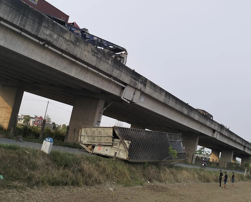 Thùng hàng của xe đầu kéo rơi xuống đường công vụ. Ảnh: CTV