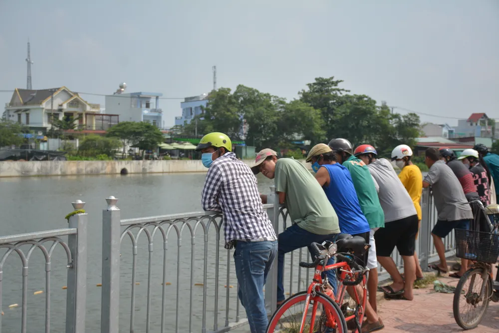 Rất đông người dân hiếu kỳ tập trung theo dõi tím kiếm nạn nhân. Ảnh: HD