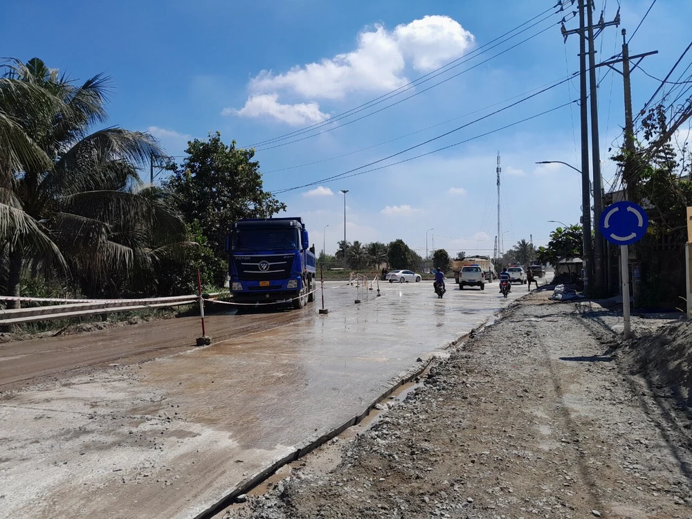 Đoàn xe ben đã rửa sạch khi chạy trên tuyến giao thông để giảm bụi bẩn bay vào nhà. Ảnh: HD