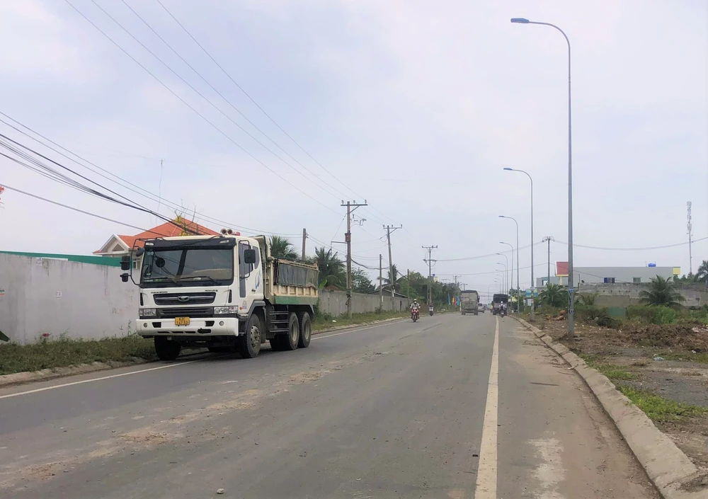 Đường tỉnh 830E có chiều dài 9,3 km nối từ quốc lộ 1 đến đường tỉnh 830 và song hành với đường Vành đai 4. Ảnh: HUỲNH DU