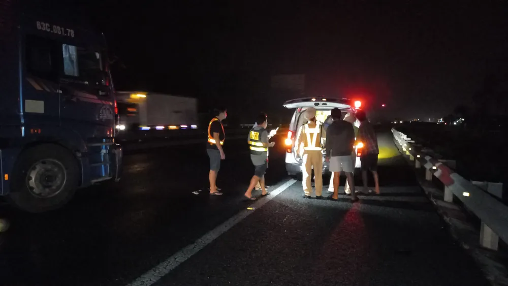 Lực lượng chức năng nhanh chóng có mặt tại hiện trường xử lý vụ tai nạn. Ảnh: KIM HƯỚNG